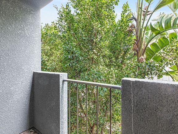 5th image of 810 Crenshaw Blvd APT 6