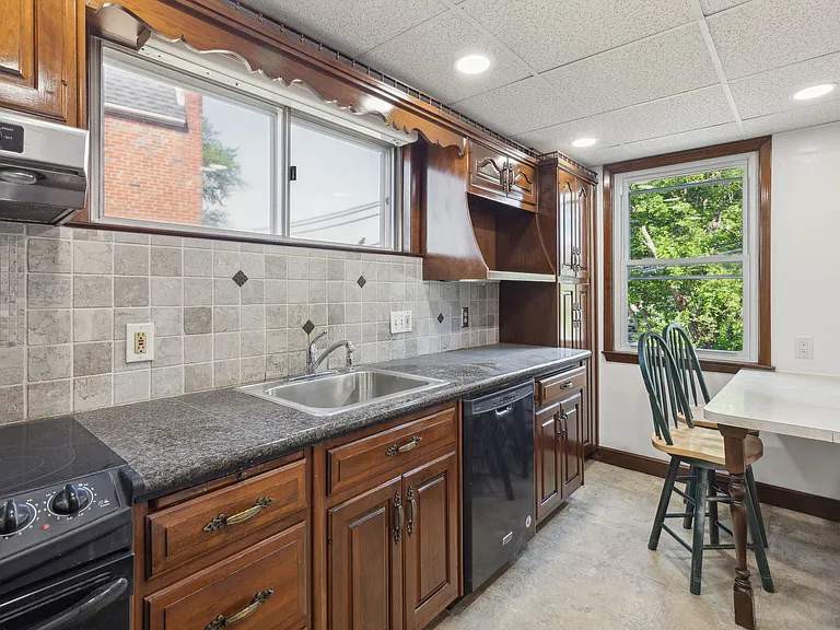 214 Westbridge Rd — Photo 8