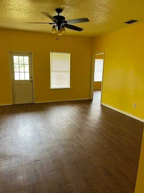 3 bed, 1033 sqft, $1,600 — Photo 3