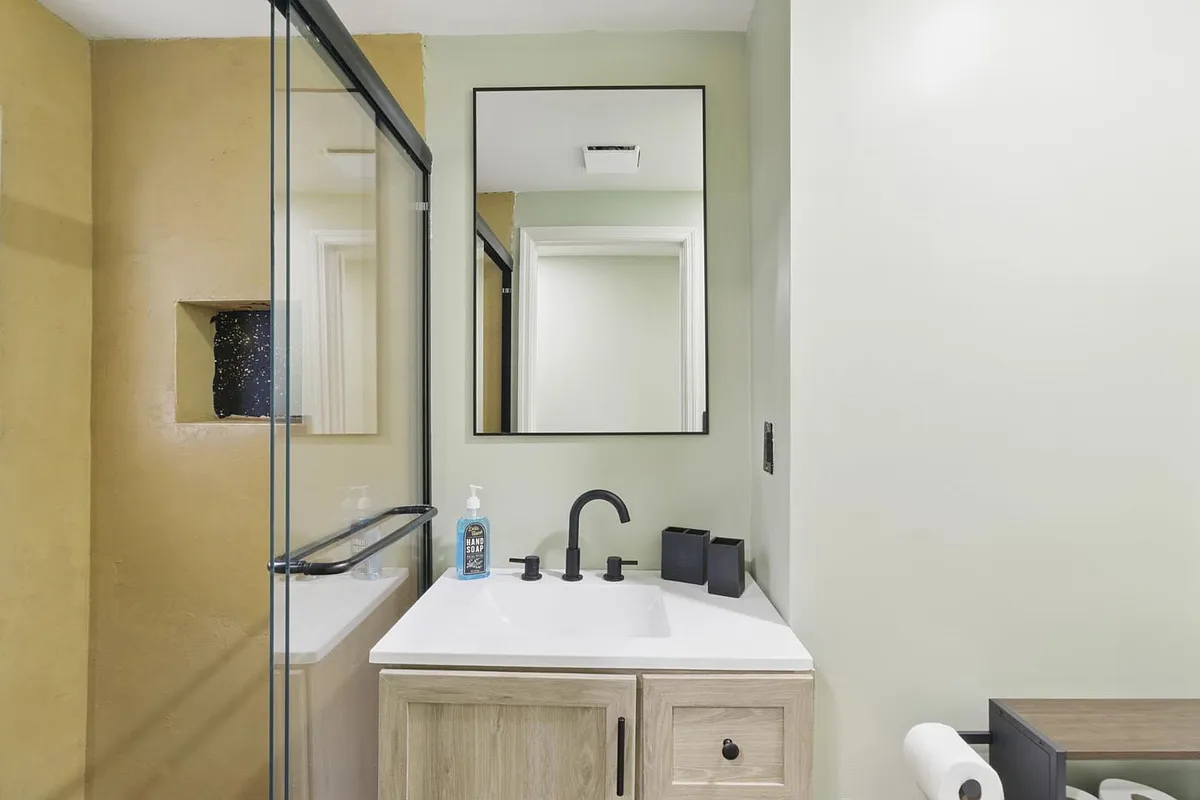 Unit Photo - 1232 W Lombard St #2B