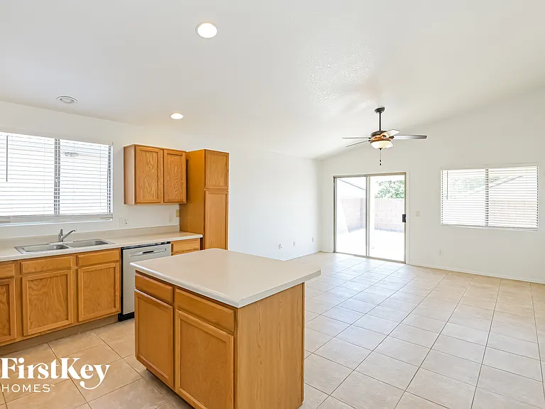 2367 W Rousseau St — Photo 4
