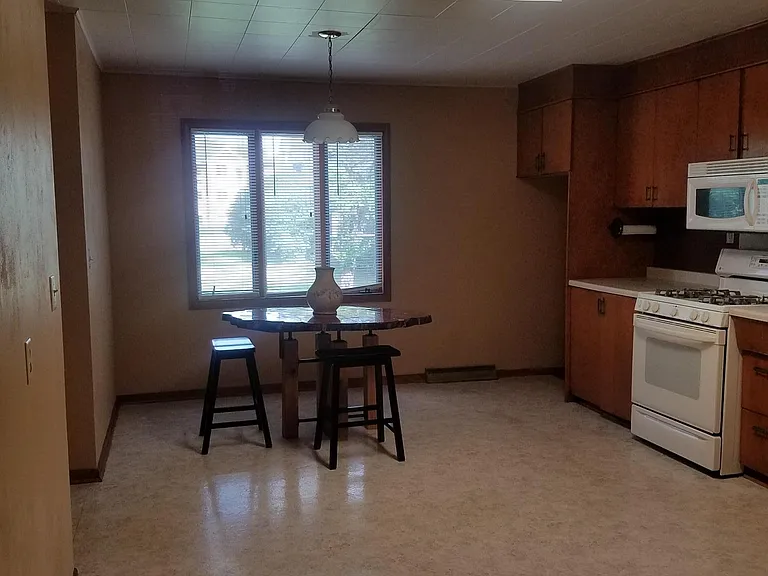 The other end of the kitchen (sans fridge). Note the left opening to the "mud" room w/closet, laundry, full bathroom, back stairs & basement