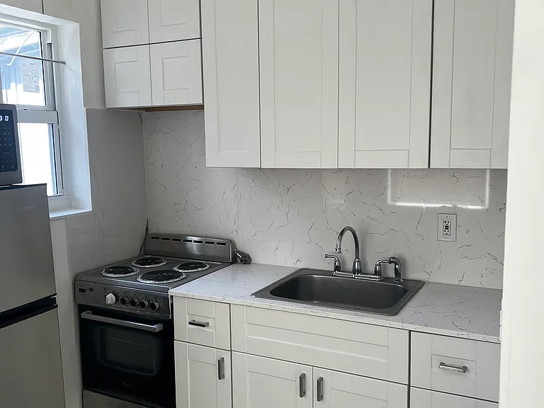 1823 SW 7th St #7 — Photo 2