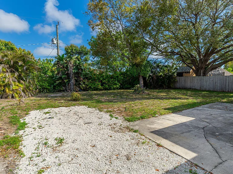 113 SE 8th Ave — Photo 20