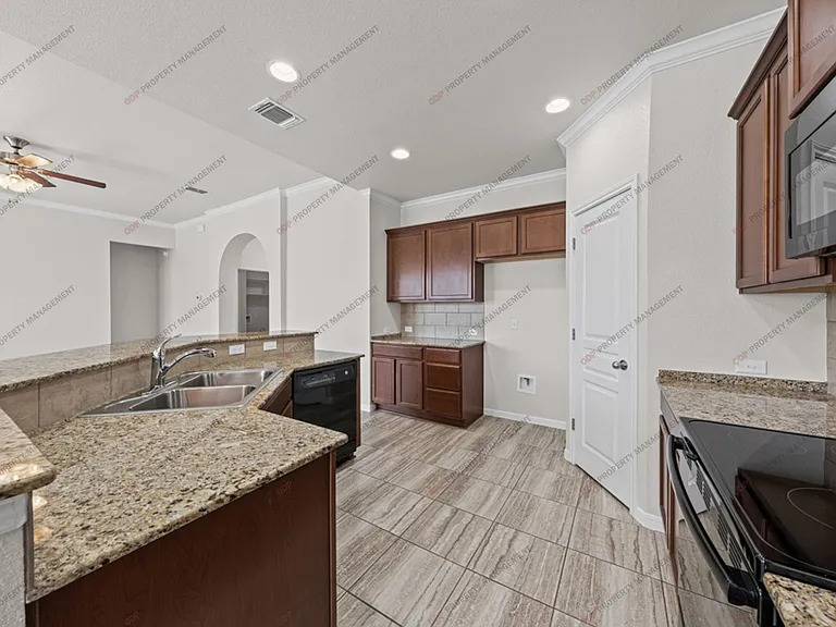 727 Cross Dr — Photo 17