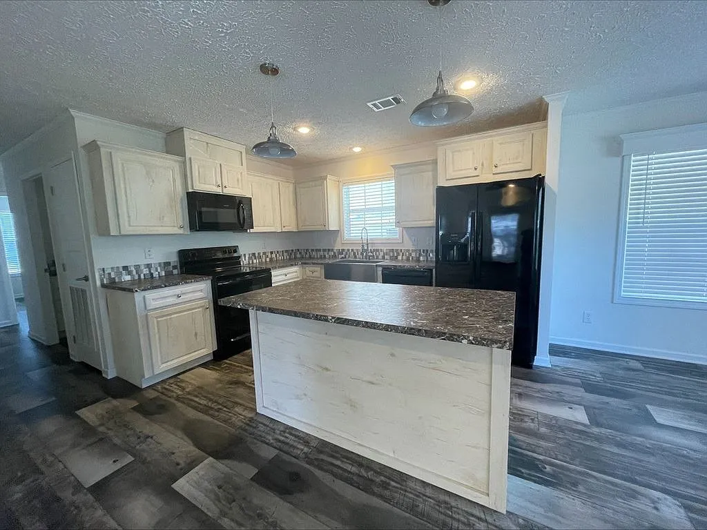 3 bed, 2.0 bath, 1179 sqft, $1,449 — Photo 3