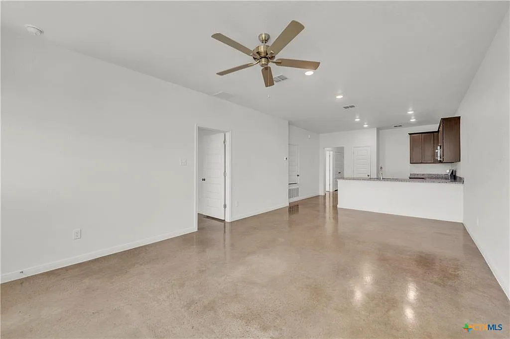 3 bed, 1200 sqft, $1,550 — Photo 3