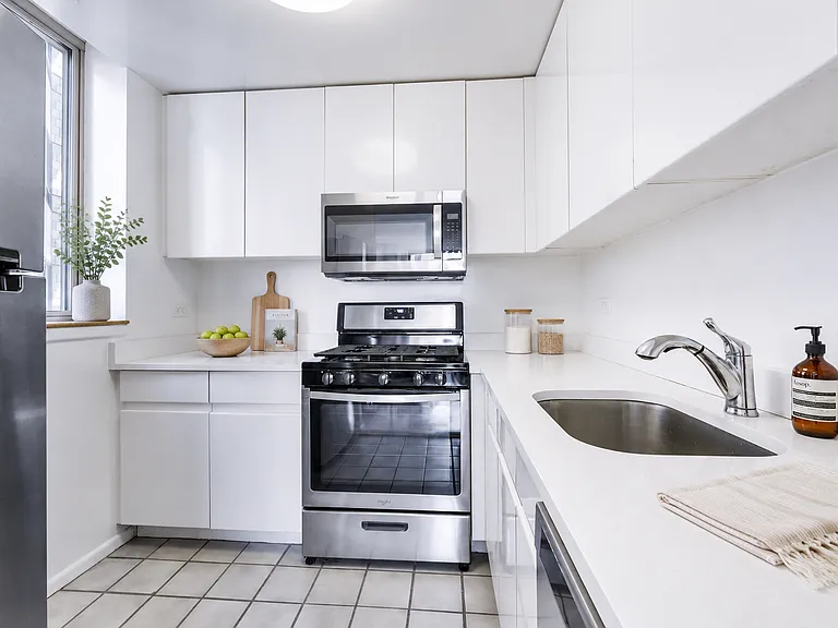 236 E 47th St #28C — Photo 4