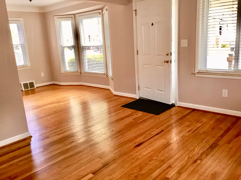 520 S Kenwood Ave — Photo 2