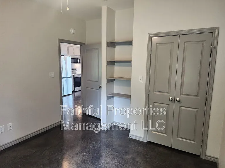 405 N Logan Ln #B — Photo 7