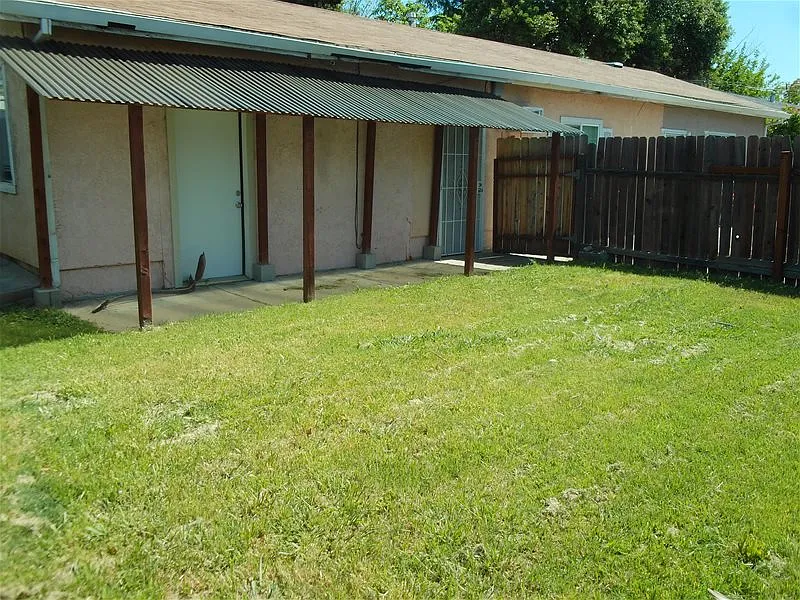 1115 Holly Avenue #C - C — Photo 2