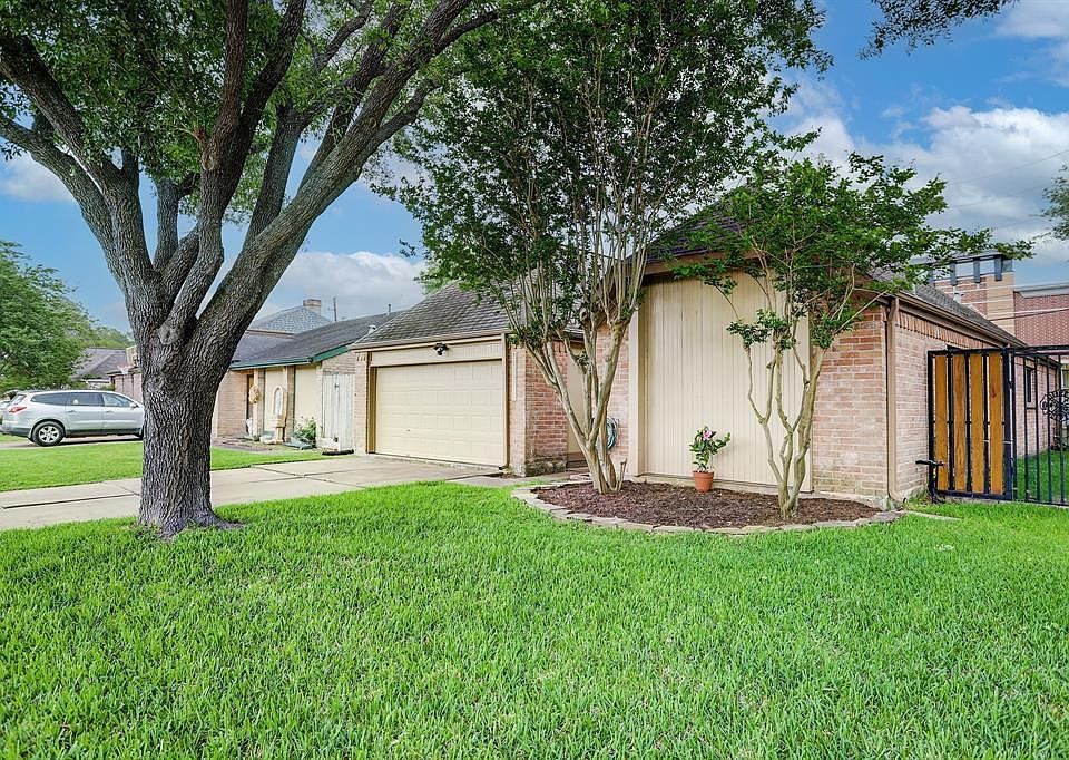Smart, sensible and charming brick Traditional Perry-built patio home. Well maintained and improved. Long-time owner has raised their family here, loved being in the wonderful City of Meadows Place.Brick/wood/cement board exterior; mature trees (oak,