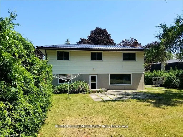 11 Roselyn Ct — Photo 22