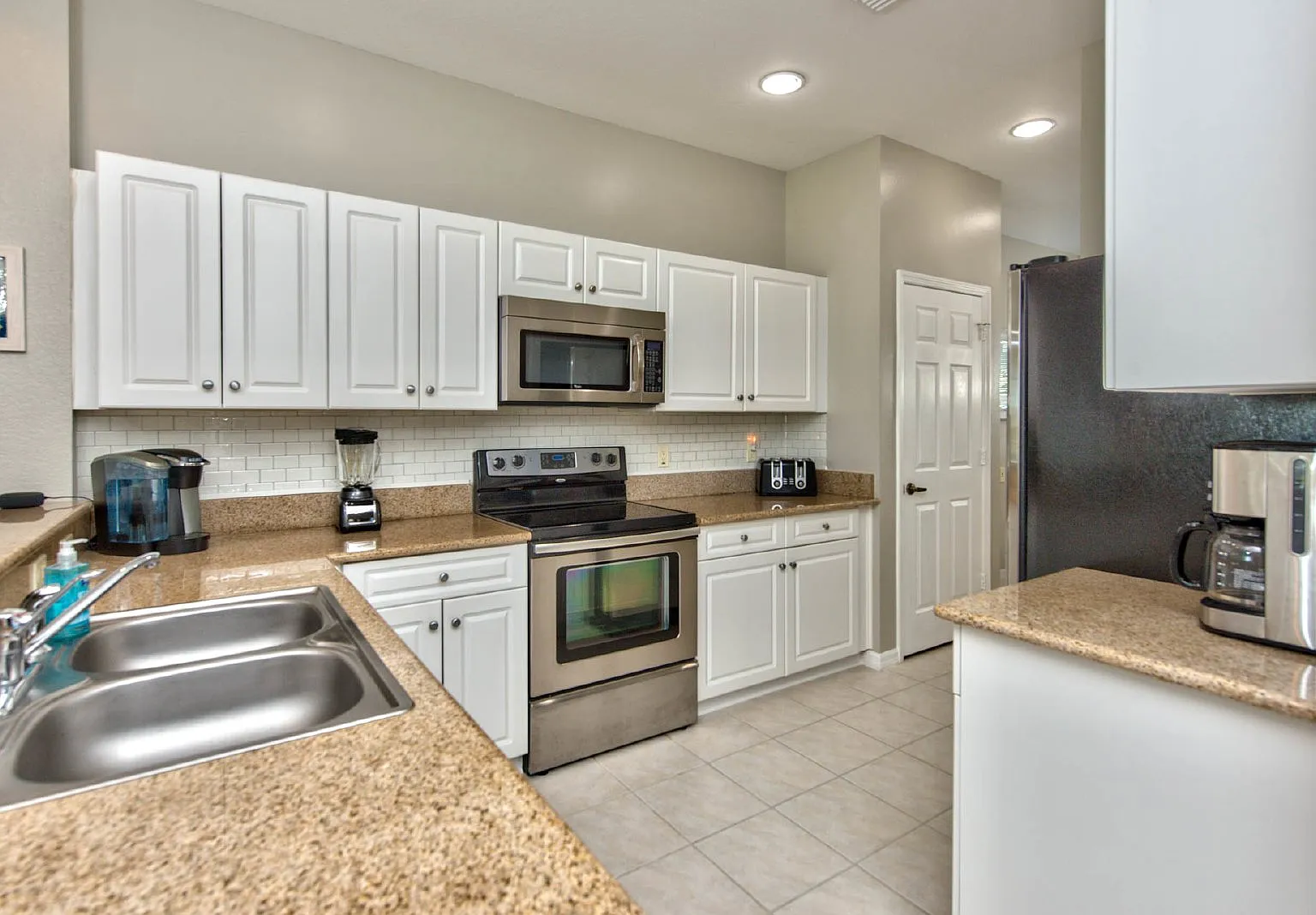 3 bed, 2.0 bath, 1389 sqft, $8,000 — Photo 2