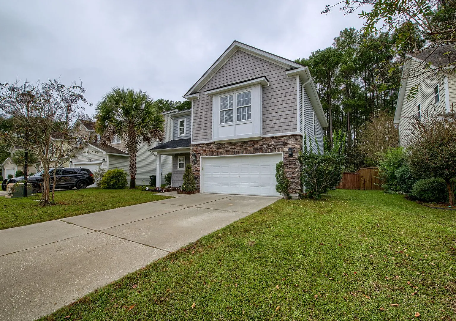 Spacious Home Near Foxbank Amenities — Photo 3