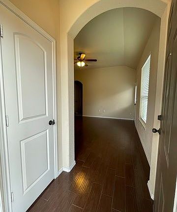 5th image of 713 Creekside Cir