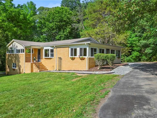 3245 Springside Dr, Clemmons, NC 27012
