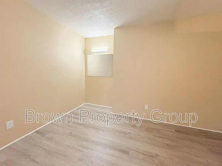 2310 Barrington Cir — Photo 12