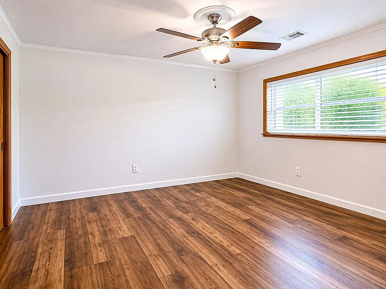 804 Merry Ln — Photo 10