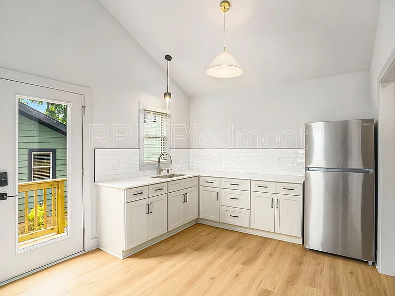 1081 Hill St SE #E — Photo 3