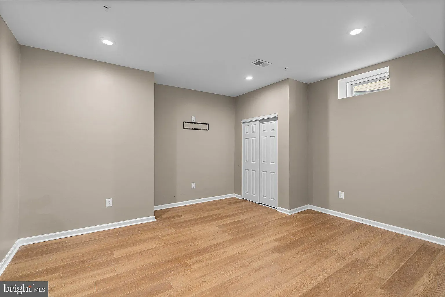 5 bed, 4.5 bath, 4028 sqft, $4,500 — Photo 2