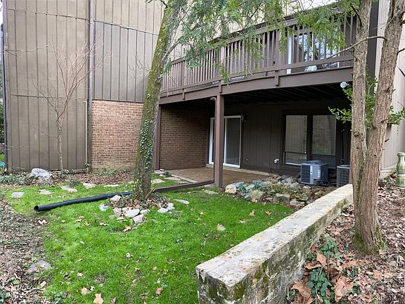 Deck and back yard and patio. Overlooks Flat Creek!