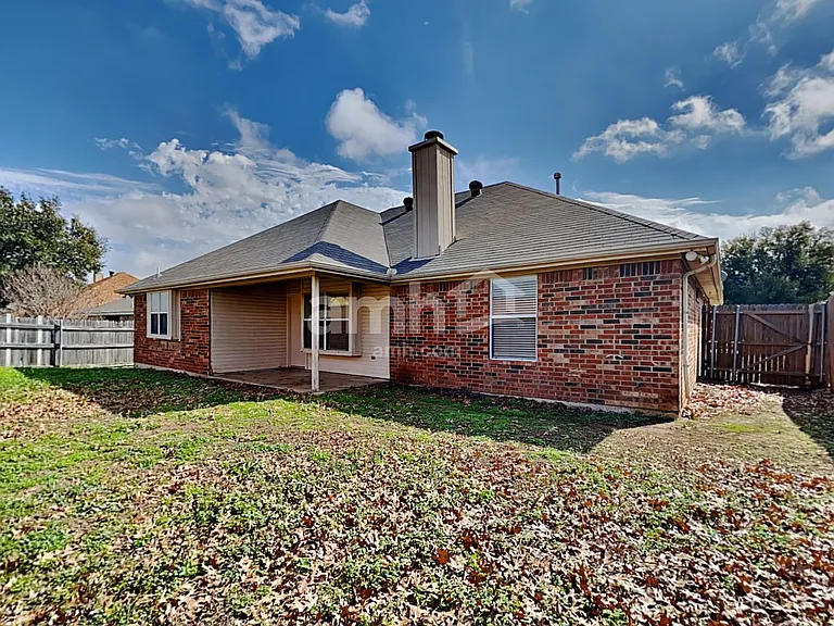 1082 Springhill Dr — Photo 17