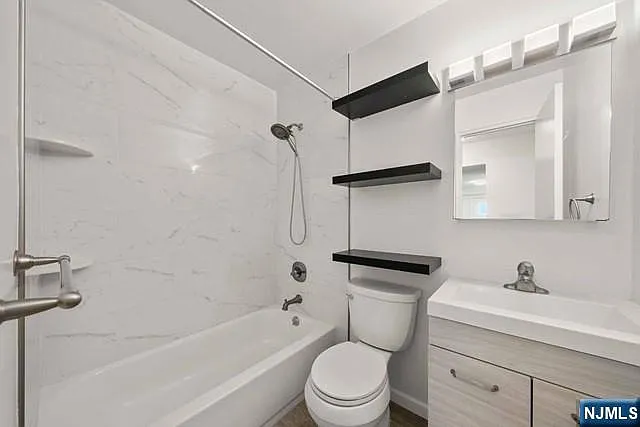 1 bed, 1.0 bath, $2,500 — Photo 3