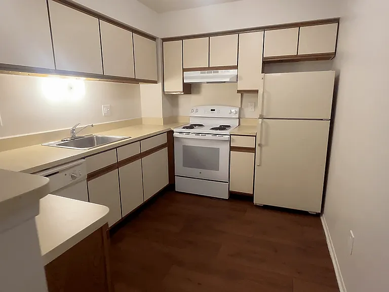 Lakeside Village Apartments — Photo 102