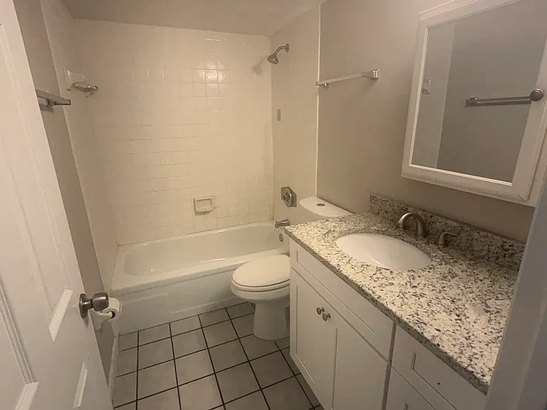706 SE 13th Ct #D — Photo 4