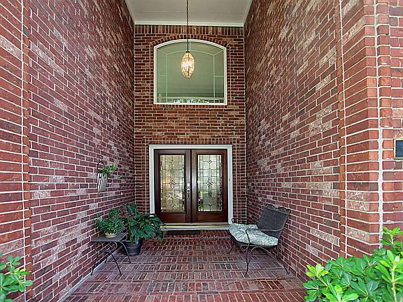 â¢ Large corner lot (10,875 sf per AppDist)
â¢ Beautifully maintained landscaping with
sprinkler system; fully fenced backyard
â¢ Two-story home in brick and wood;
approximately 3,467 sf (per Appraisal)
