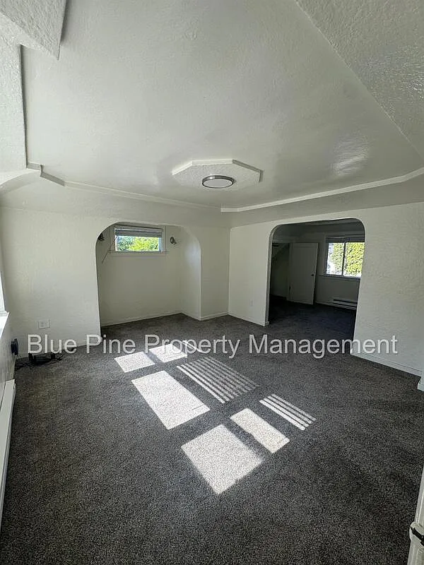 Building Photo - 112 4th St