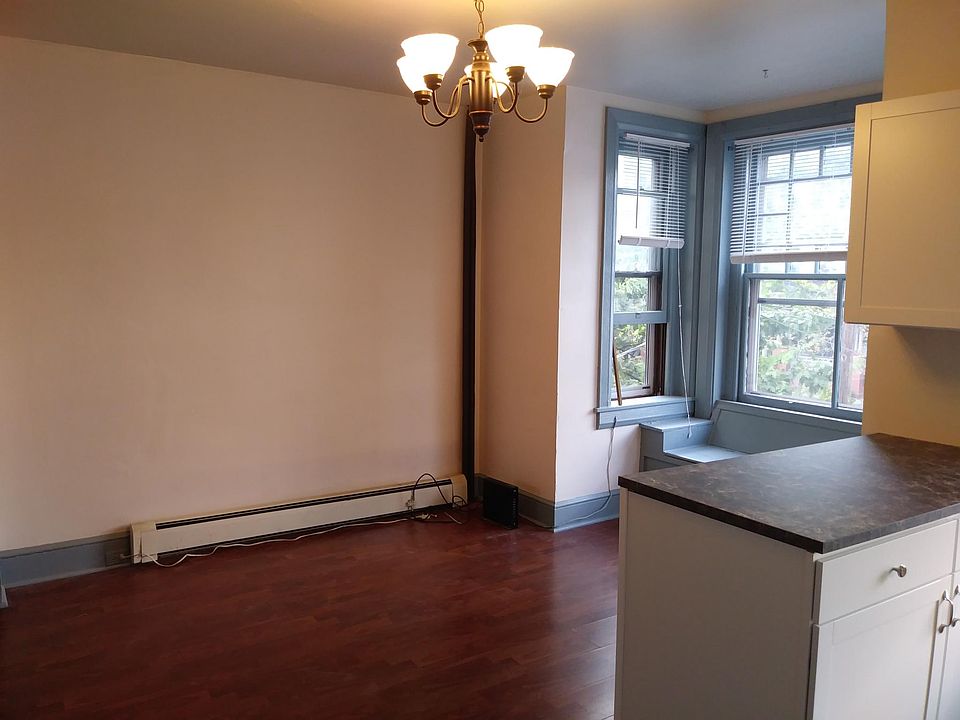 2nd image of 654 W Chestnut St #3