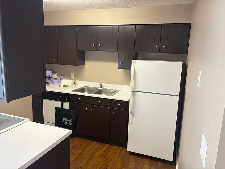 Bristol Square Apartments — Photo 190