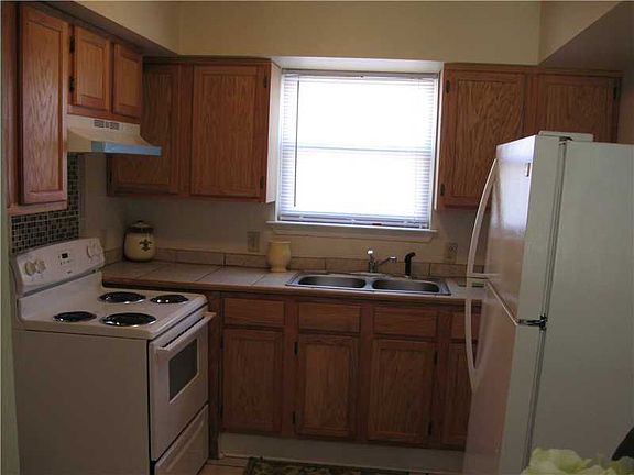 3rd image of 2500 New York St