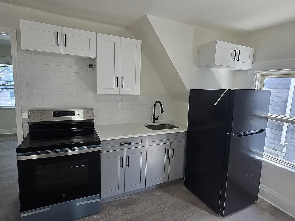 250 Amherst St — Photo 2