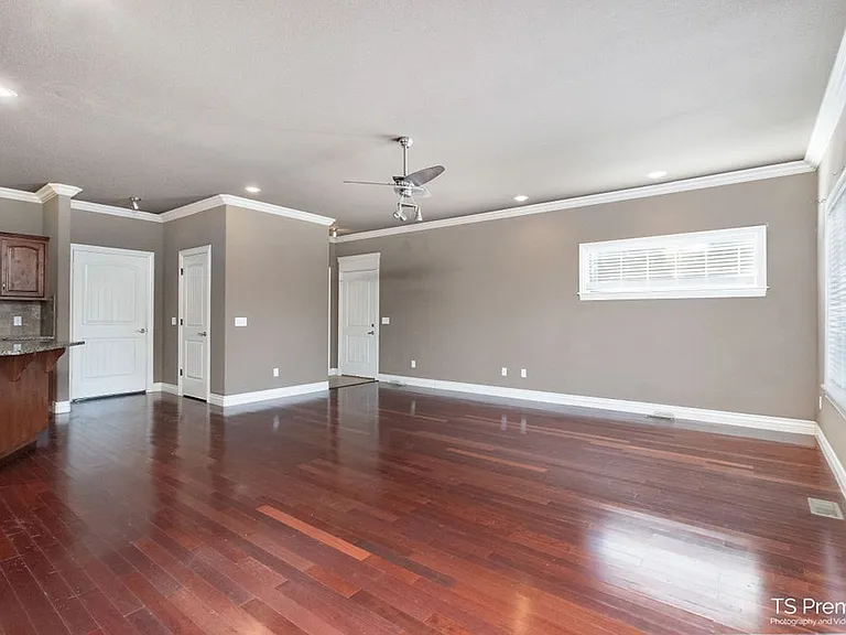 2037 N Box Ave — Photo 4