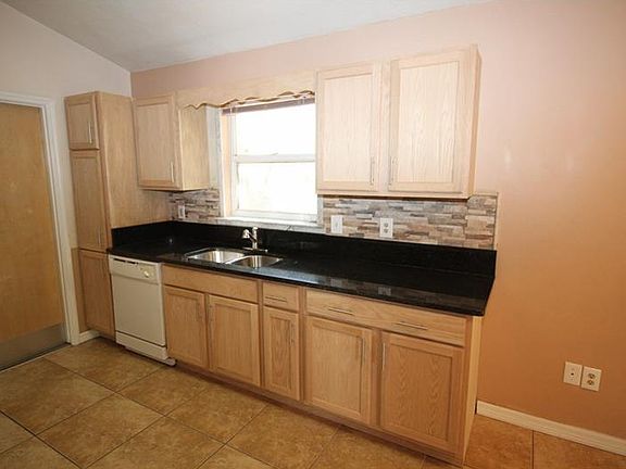 4th image of 573 Remington Oak Dr