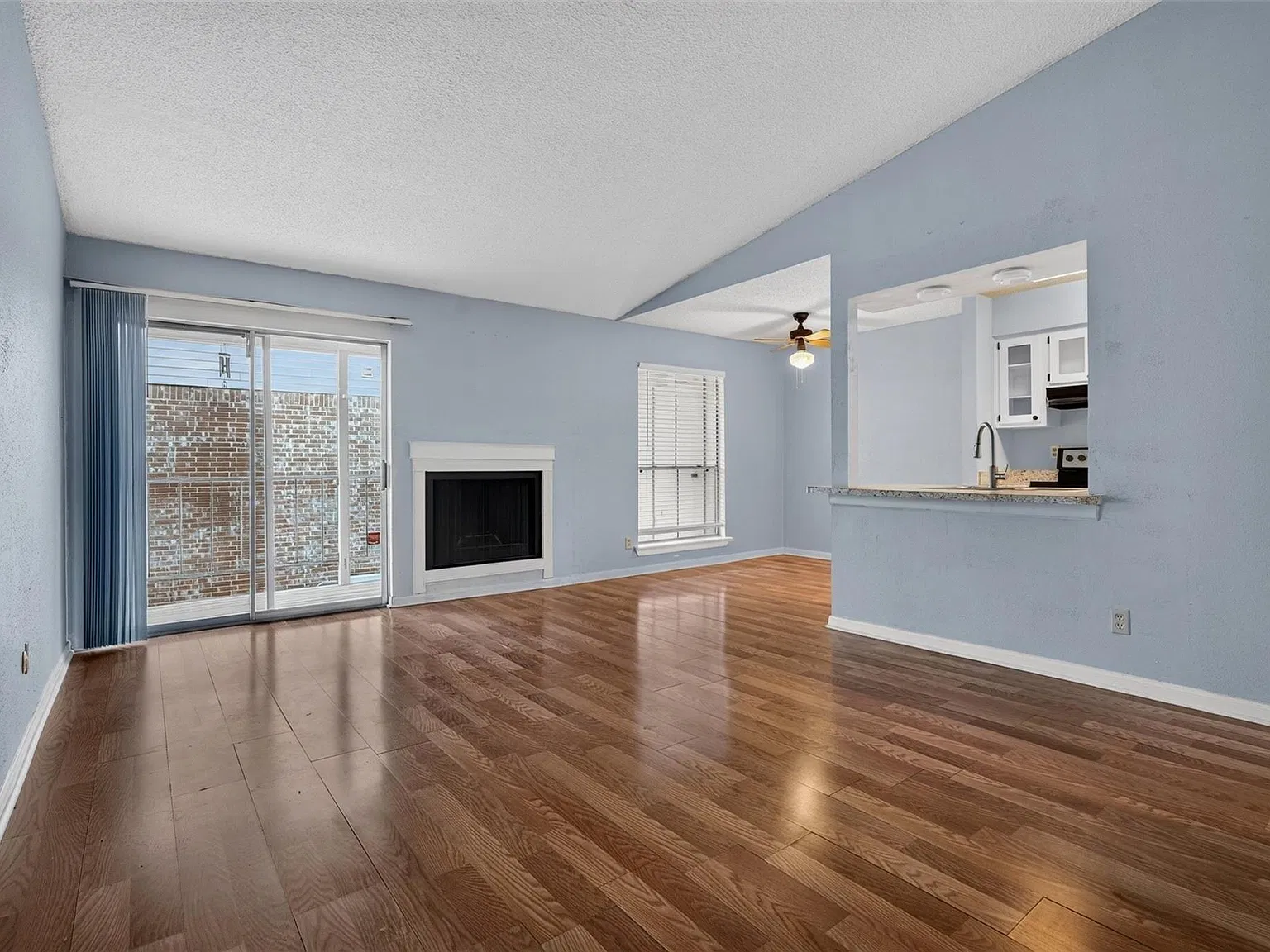 2 bed, 2.0 bath, 978 sqft, $1,345 — Photo 2