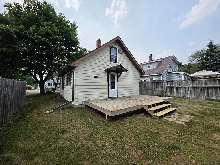 739 Churchill St — Photo 7
