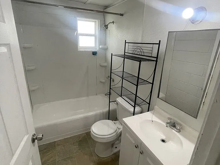 1119 Gregg St — Photo 3