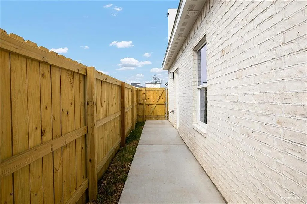 3 bed, 2.0 bath, 1195 sqft, $1,345 — Photo 2