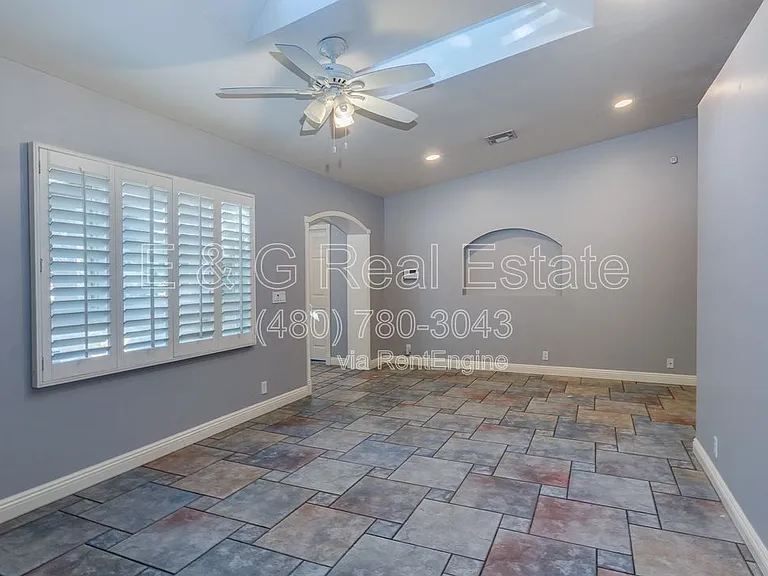 526 E Flynn Ln — Photo 6