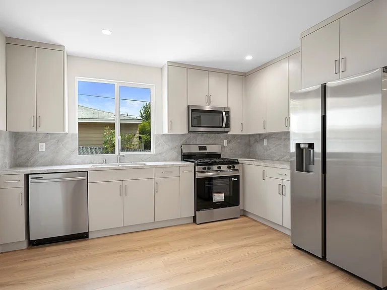 2519 Manhattan Ave — Photo 10