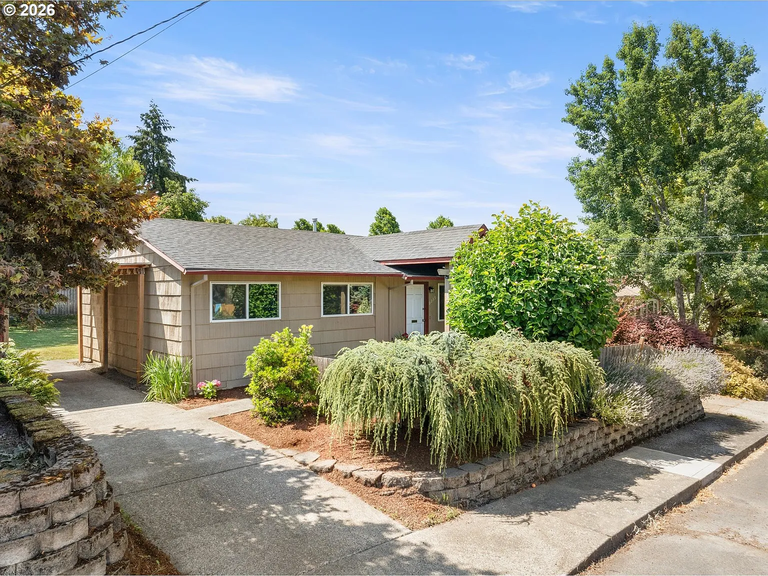 9235 N Seward Ave photo 1