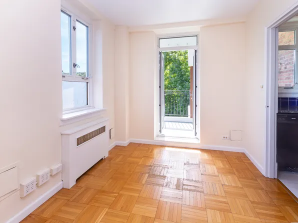 5355 Henry Hudson Parkway West image 6 of 15