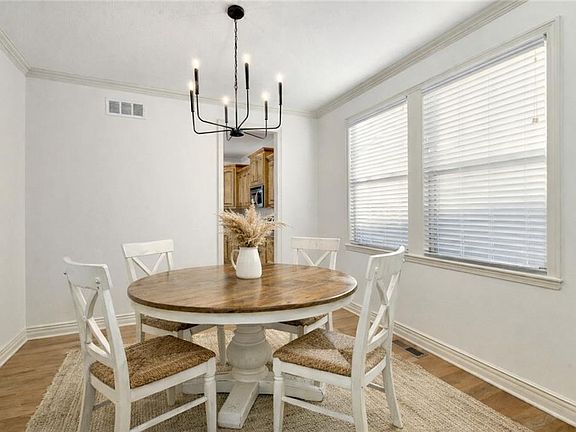 4th image of 929 SW 33rd St