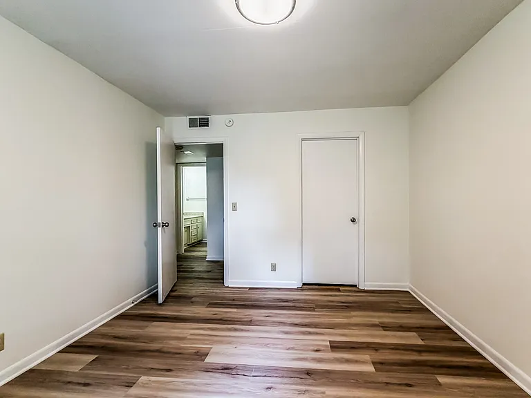 Charlestown Square Apartments — Photo 33