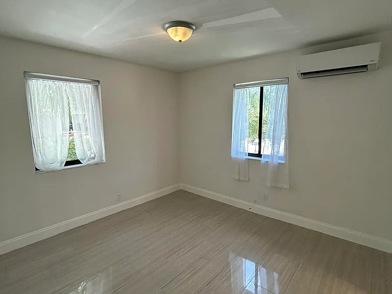 918 NE 15th Ave #4 — Photo 11