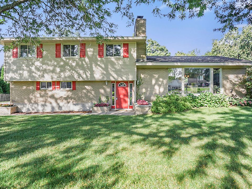 1st image of 933 Carpenter Ave NW